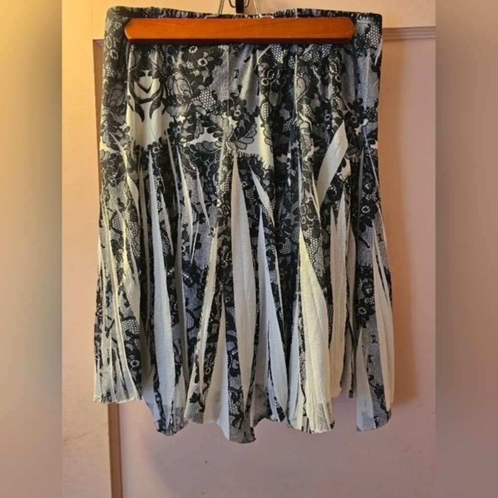 Black‎ and white print elastic waist skirt by Maurices, sz.sm
